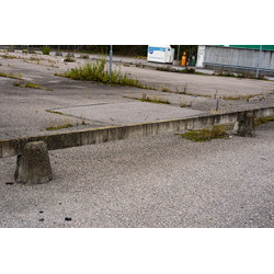 Betongavgränsning parkering rund stolpe